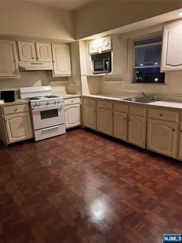 $2,250 | 625 Harrison Avenue, Unit 3, Harrison, NJ 07029