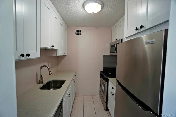 $2,550 | 118-17 Union Turnpike, Unit 2E | Forest Hills
