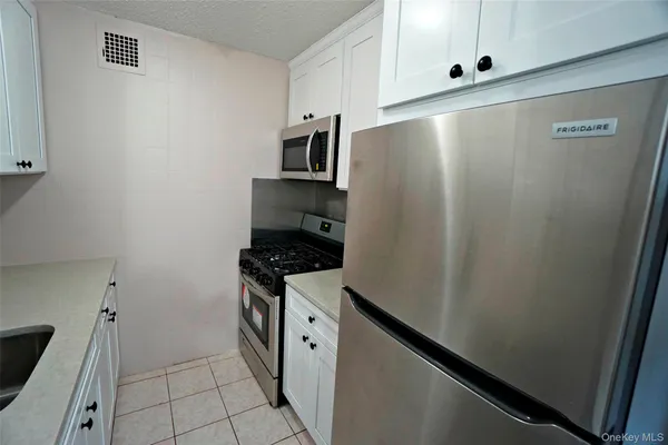 $2,550 | 118-17 Union Turnpike, Unit 2E | Forest Hills