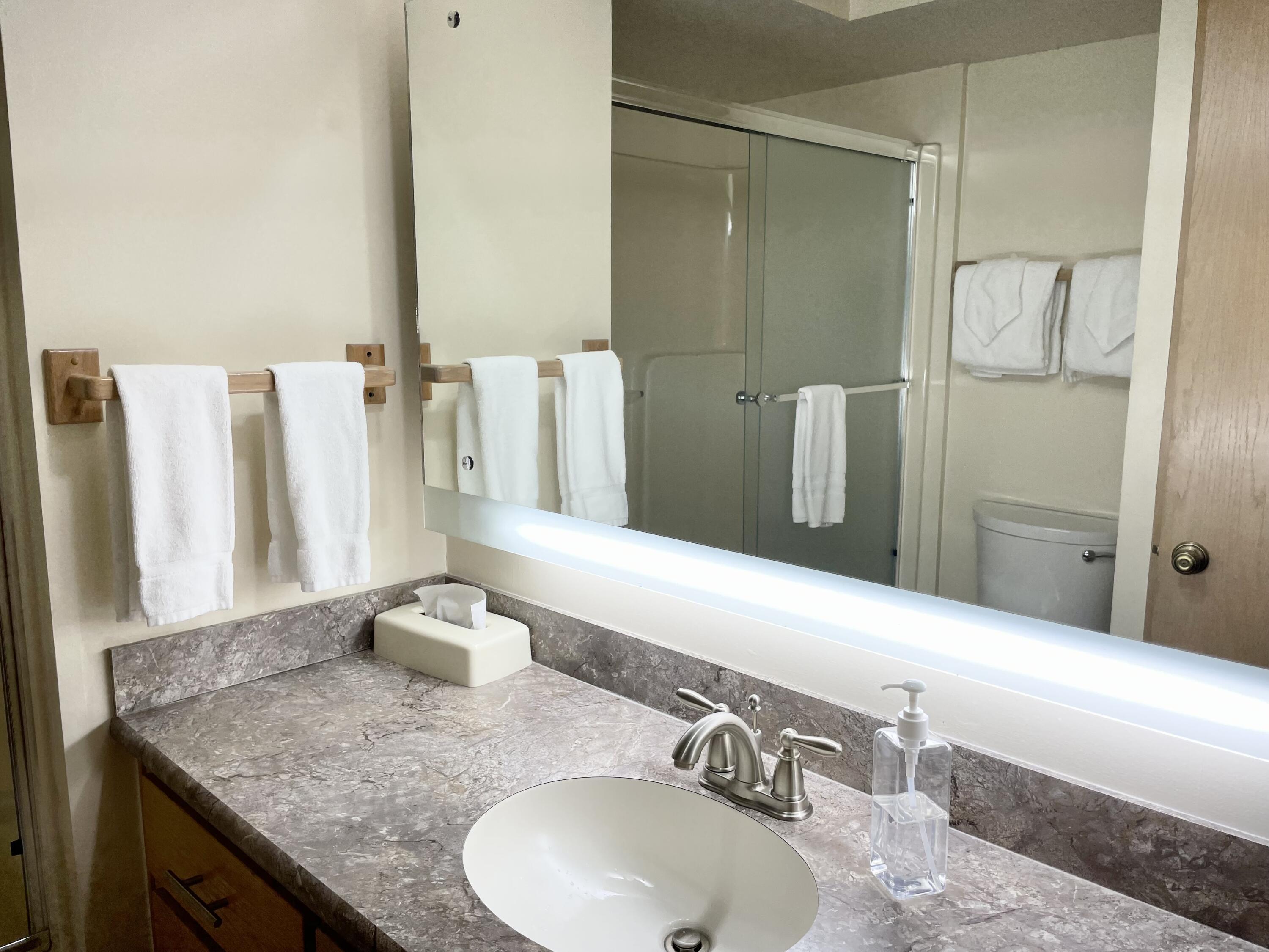 57351 Beaver Ridge Loop, Unit 19B1 Sunriver, OR 97707 - Photo 11 of 30 11-Guest Bath-R19