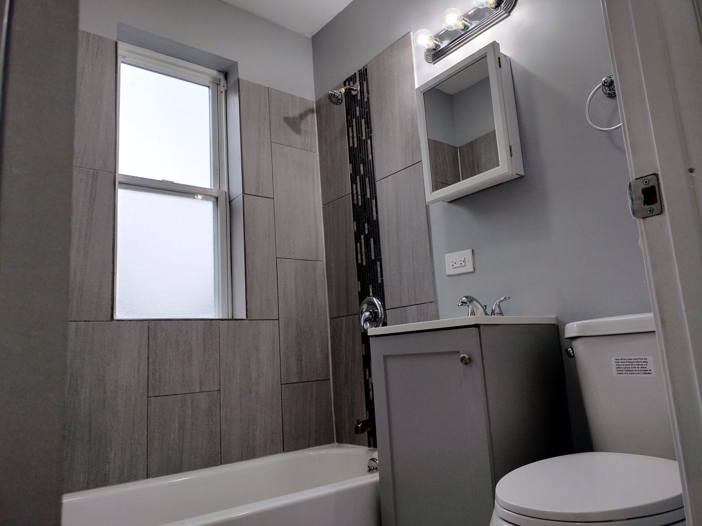 6601 South Green Street, Unit 8171 Chicago, IL 60621 - Photo 15 of 28 a bathroom with a toilet a sink and bathtub