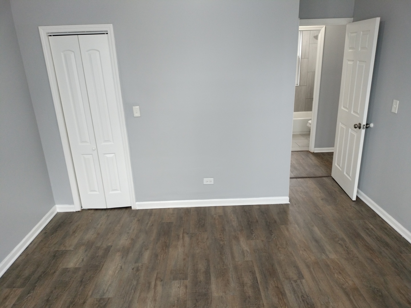 6601 South Green Street, Unit 8171 Chicago, IL 60621 - Photo 28 of 28 a view of an empty room with wooden floor and a window