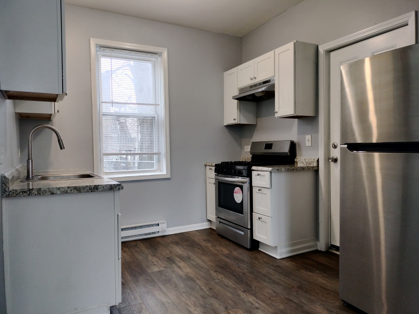 6601 South Green Street, Unit 8171 Chicago, IL 60621 - Photo 7 of 28 a kitchen with granite countertop a refrigerator stove and sink