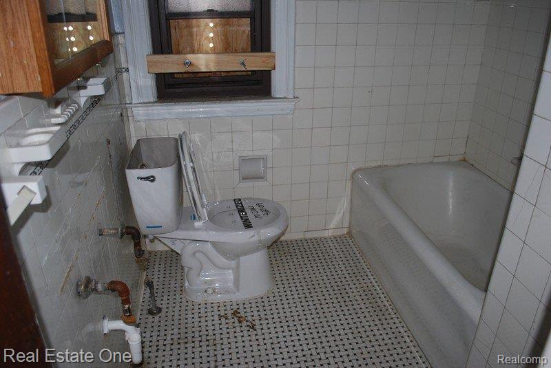 6154 Yorkshire Road Detroit, MI 48224 - Photo 14 of 25 Main Bath