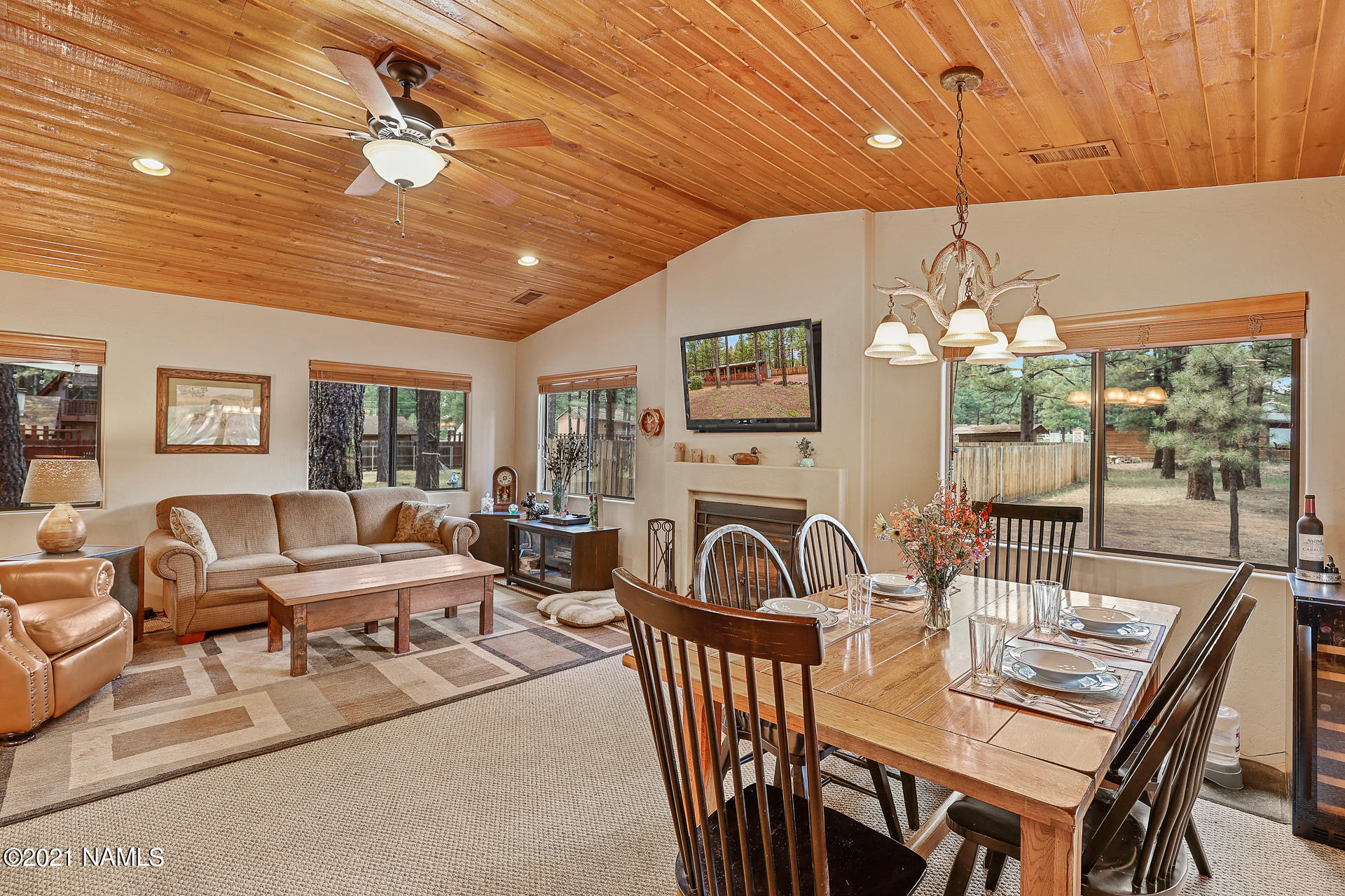 1678 North Spring Valley Road Parks, AZ 86018 - Photo 5 of 20 Great Room