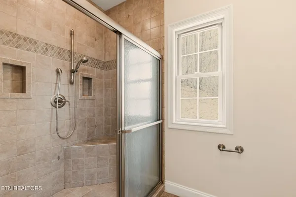 $699,900 | 321 West Bullrun Valley Drive, Heiskell, TN 37754