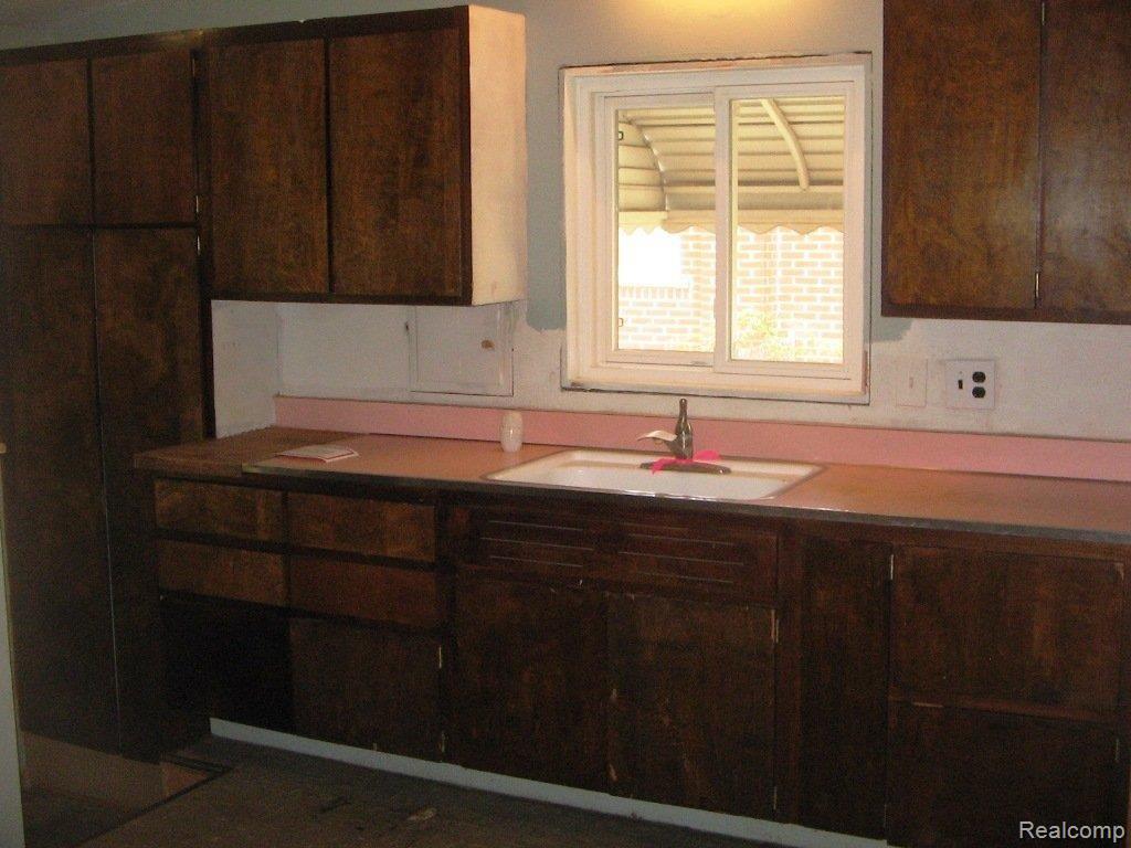 17339 Rougeway Street Livonia, MI 48152 - Photo 8 of 19 Kitchen