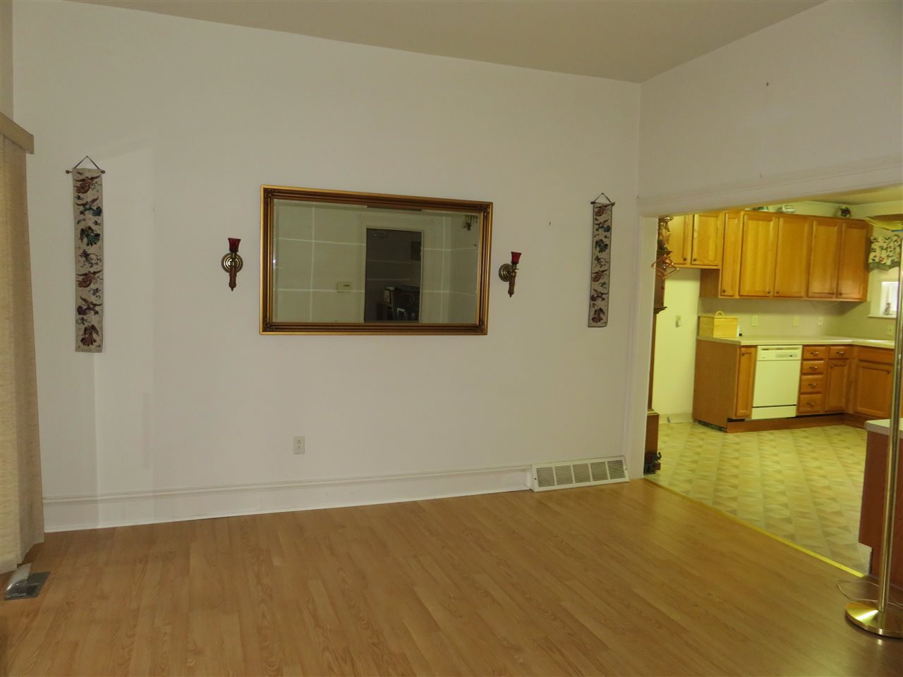 302 East 2nd Street Perry, MI 48872 - Photo 6 of 20 31272696-5.JPG