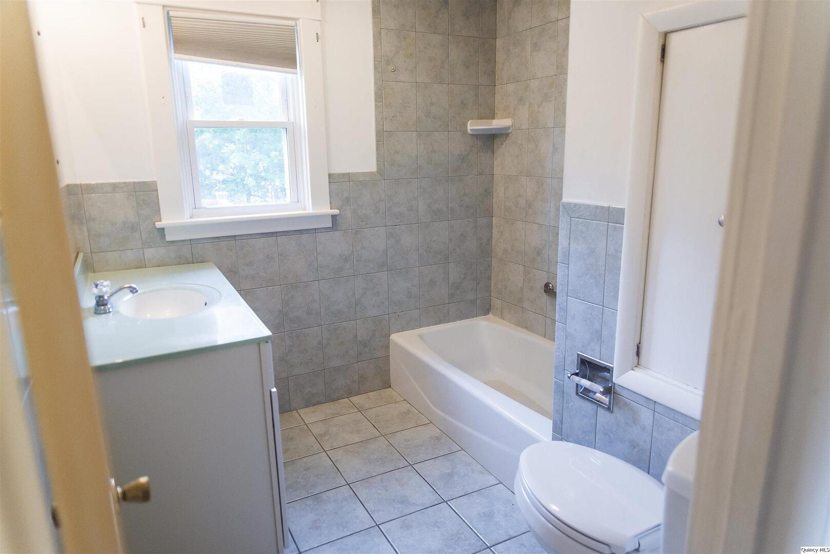 3321 State Street Quincy, IL 62301 - Photo 10 of 30 Gallery Image 10