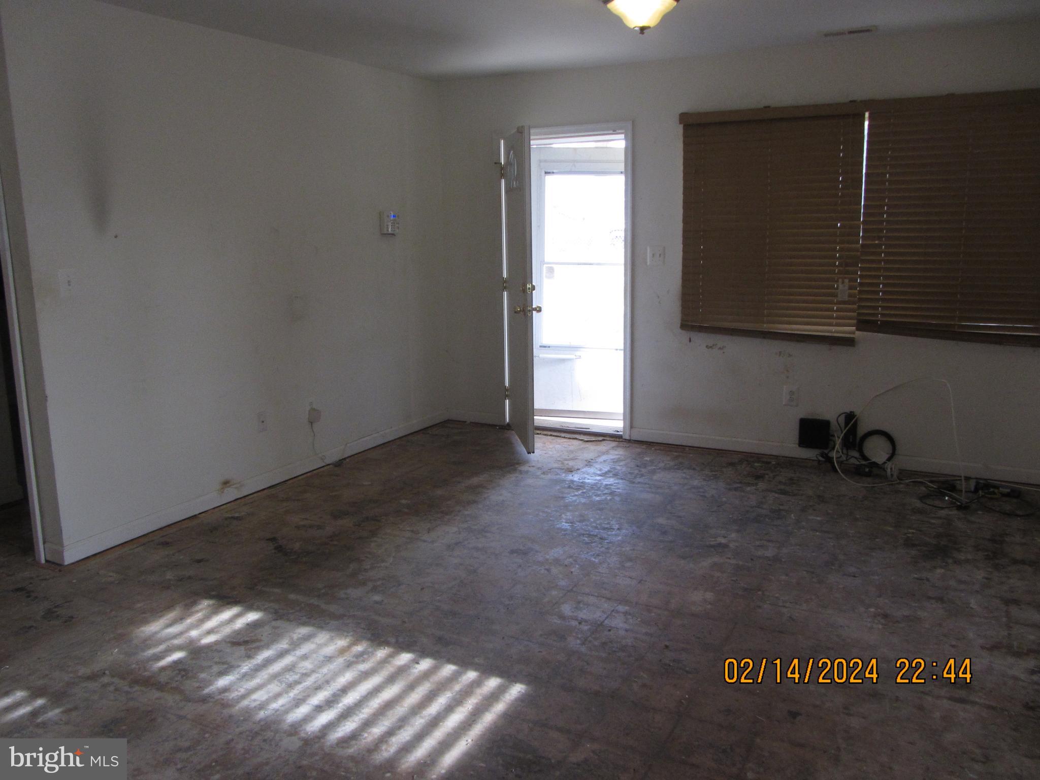 7801 Greenleaf Road Hyattsville, MD 20785 - Photo 20 of 51 a view of an empty room and window
