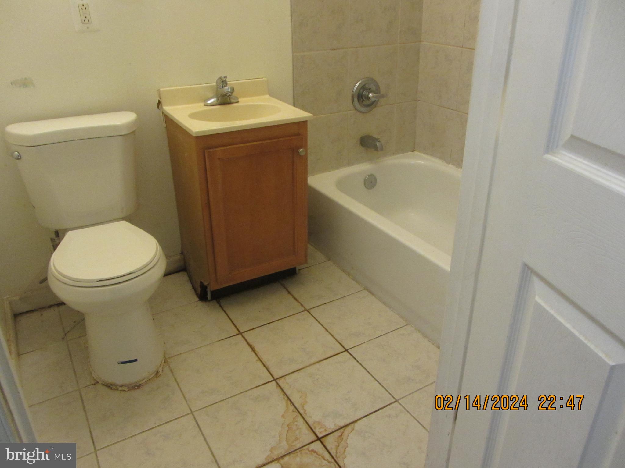 7801 Greenleaf Road Hyattsville, MD 20785 - Photo 31 of 51 a bathroom with a sink toilet and bathtub