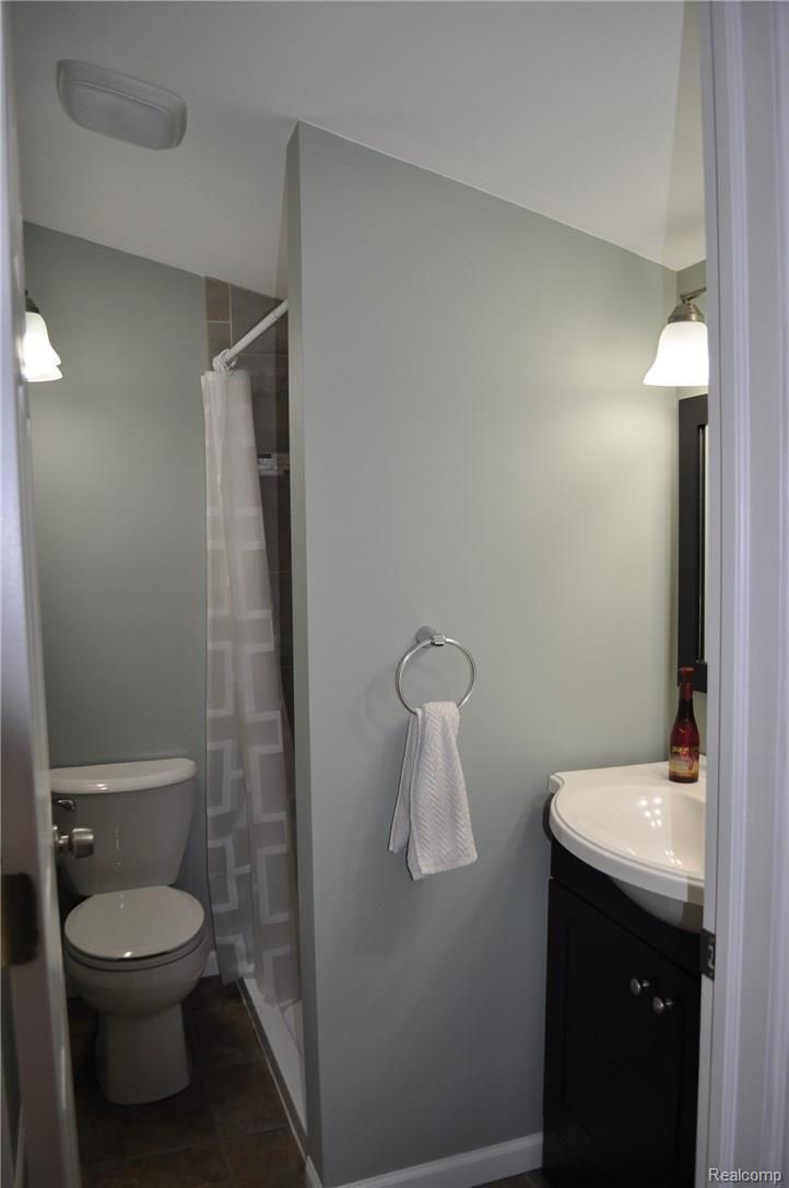 705 Hickory Street Fenton, MI 48430 - Photo 22 of 30 2nd Floor hall bath