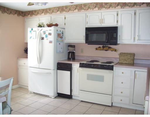 128 Old English Road Pittsburgh, PA 15237 - Photo 3 of 13 Kitchen. Spacious and bright eat-in kitchen will delight any chef!