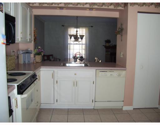 128 Old English Road Pittsburgh, PA 15237 - Photo 4 of 13 Kitchen. This kitchen has loads of cabinet space. The electric range, dishwasher, disposal, microwave oven, trash compactor and newer refrigerator are included!