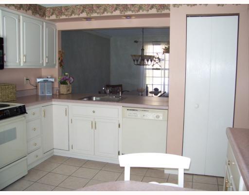 128 Old English Road Pittsburgh, PA 15237 - Photo 5 of 13 Kitchen. Open to the dining area makes entertaining a breeeze!