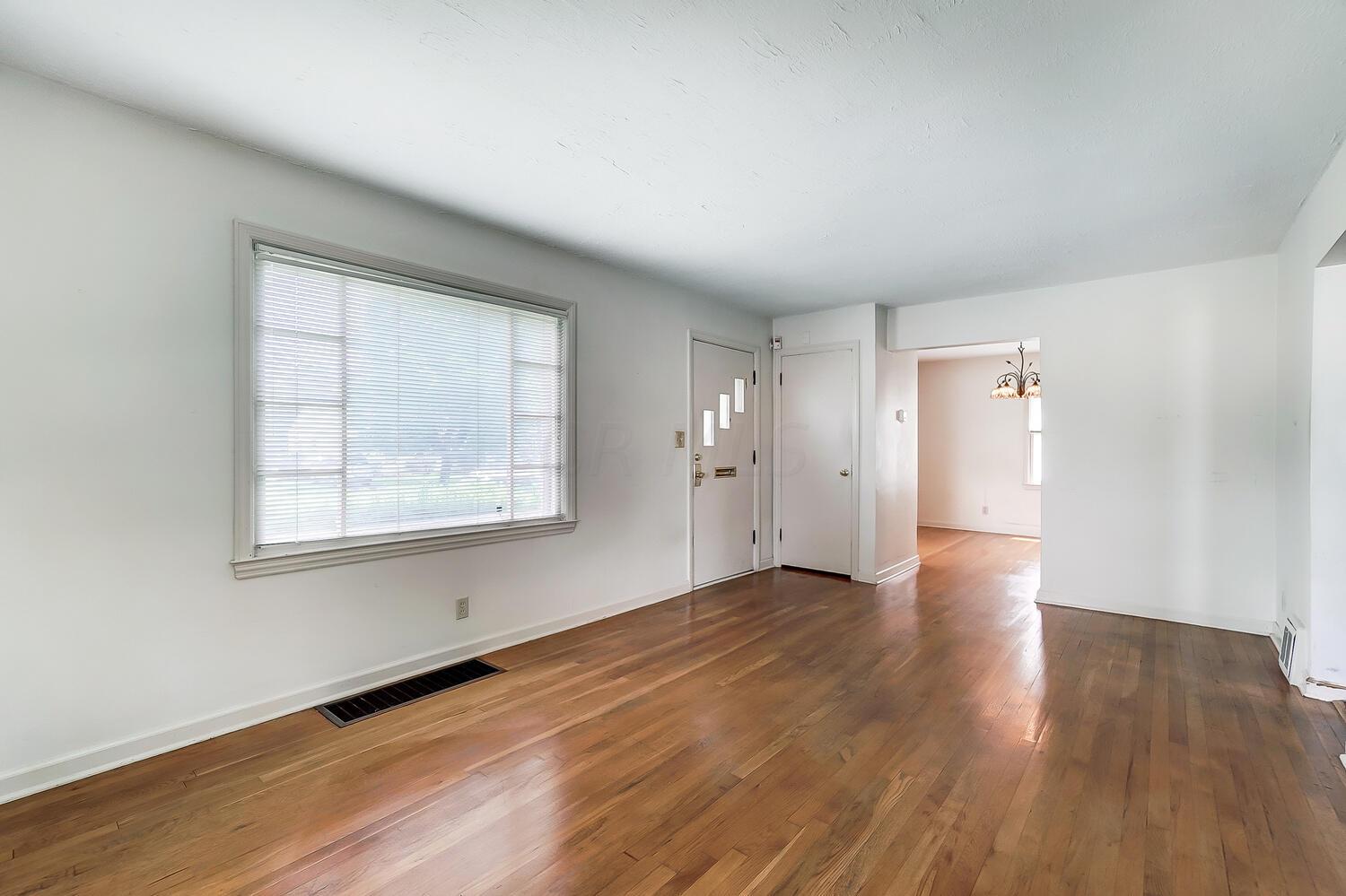 897 South Broadleigh Road Columbus, OH 43209 - Photo 3 of 46 Living Room