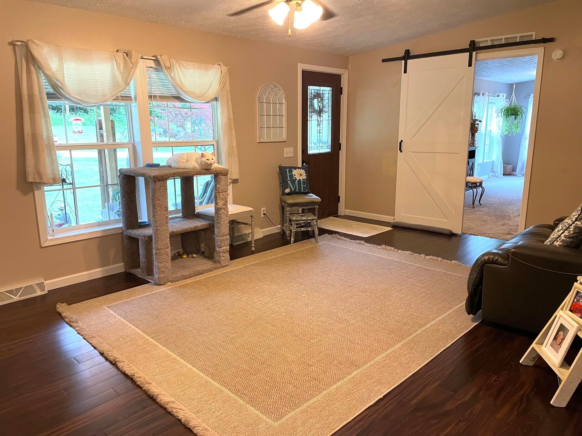 16282 Cox Road Logan, OH 43138 - Photo 16 of 40 Living Room