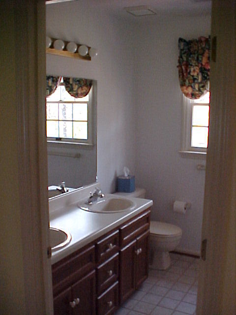 133 Jonathan Road Roanoke, VA 24019 - Photo 32 of 39 Upper Hall Bath