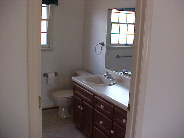 133 Jonathan Road Roanoke, VA 24019 - Photo 33 of 39 Upper Master Bath