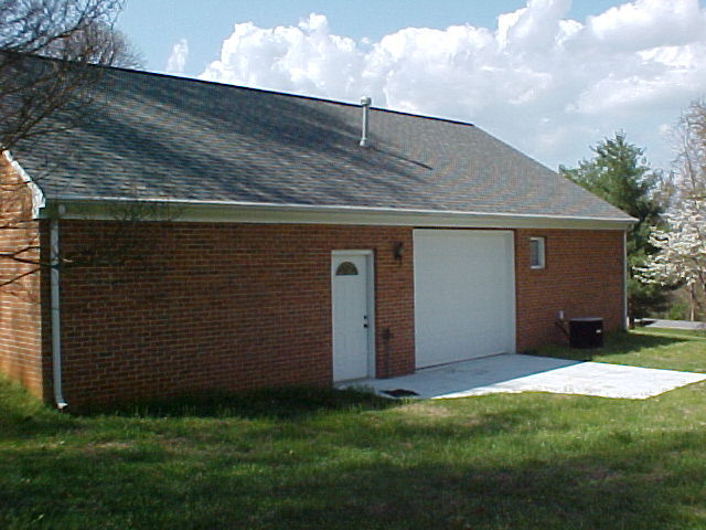 133 Jonathan Road Roanoke, VA 24019 - Photo 8 of 39 Back Garage