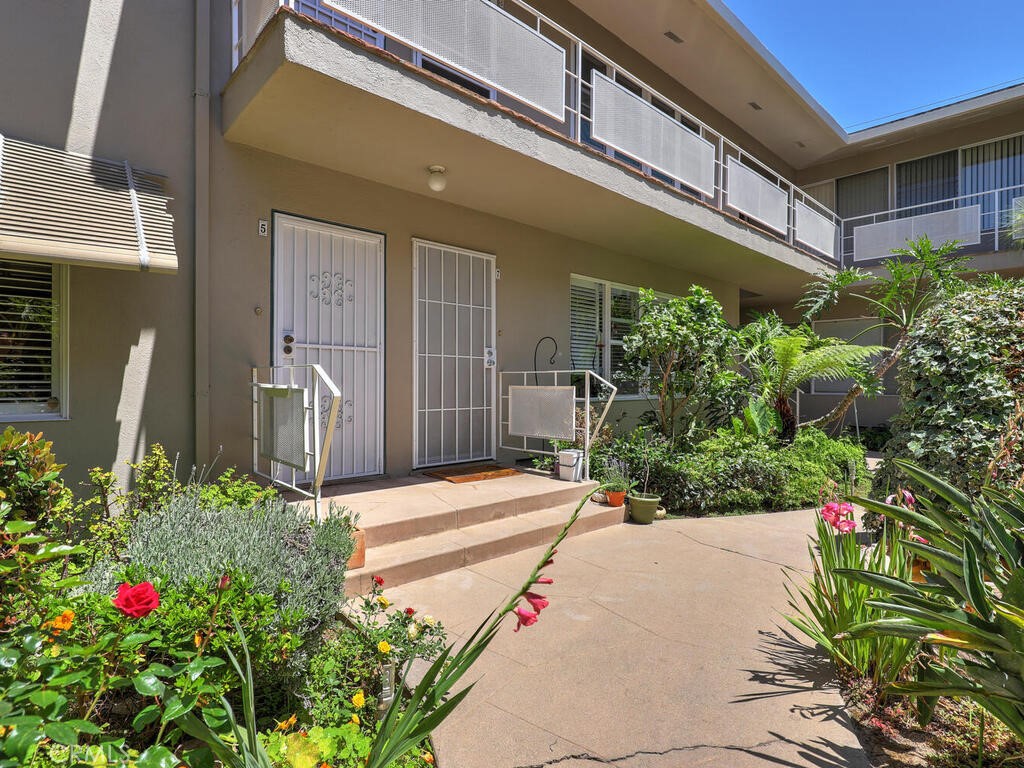 3042 East 3rd Street, Unit 5 Long Beach, CA 90814 - Photo 7 of 25 a flower garden is sitting in front of a building