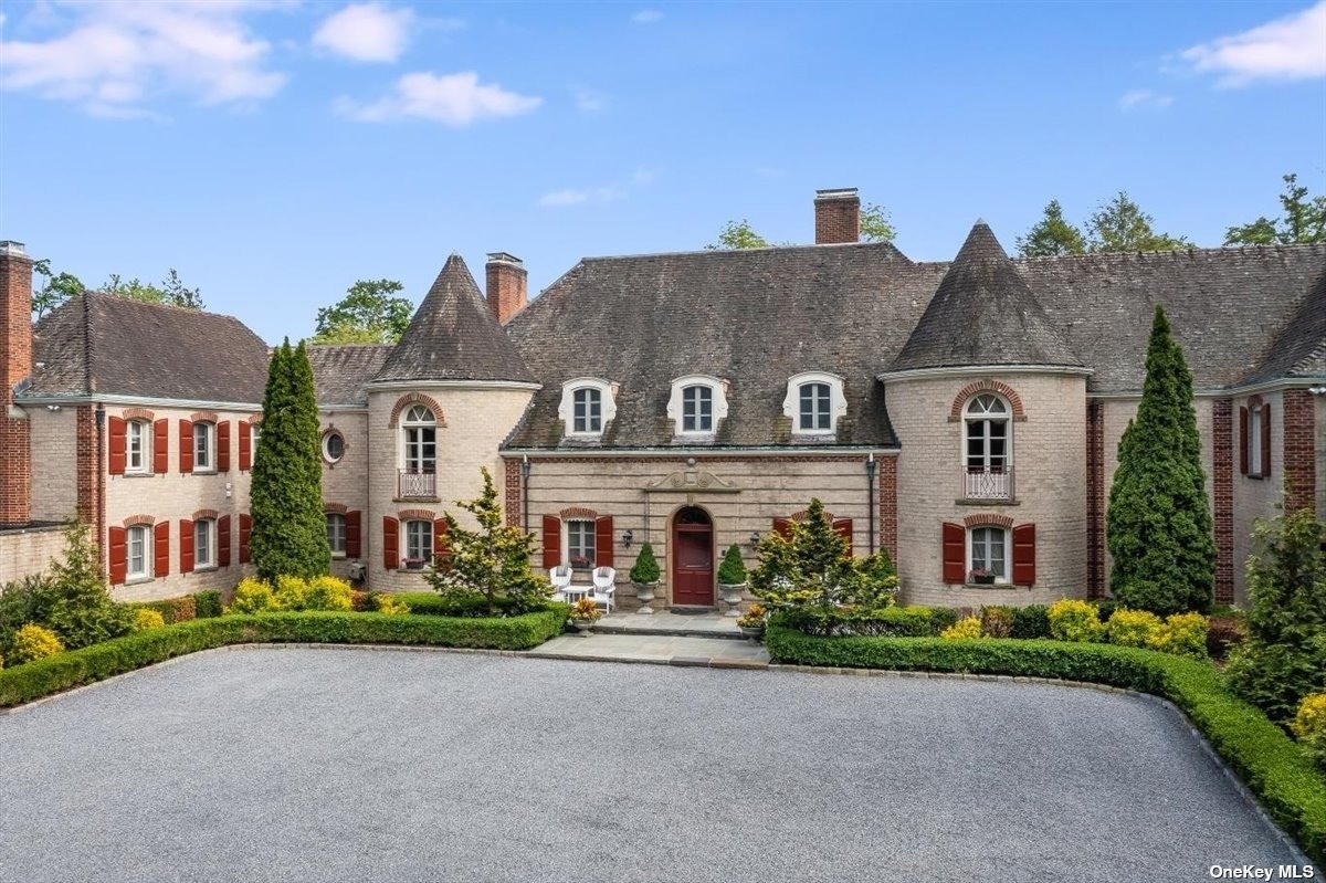5 Summerwind Drive Muttontown, NY 11545 - Photo 1 of 1 front view of building with a street