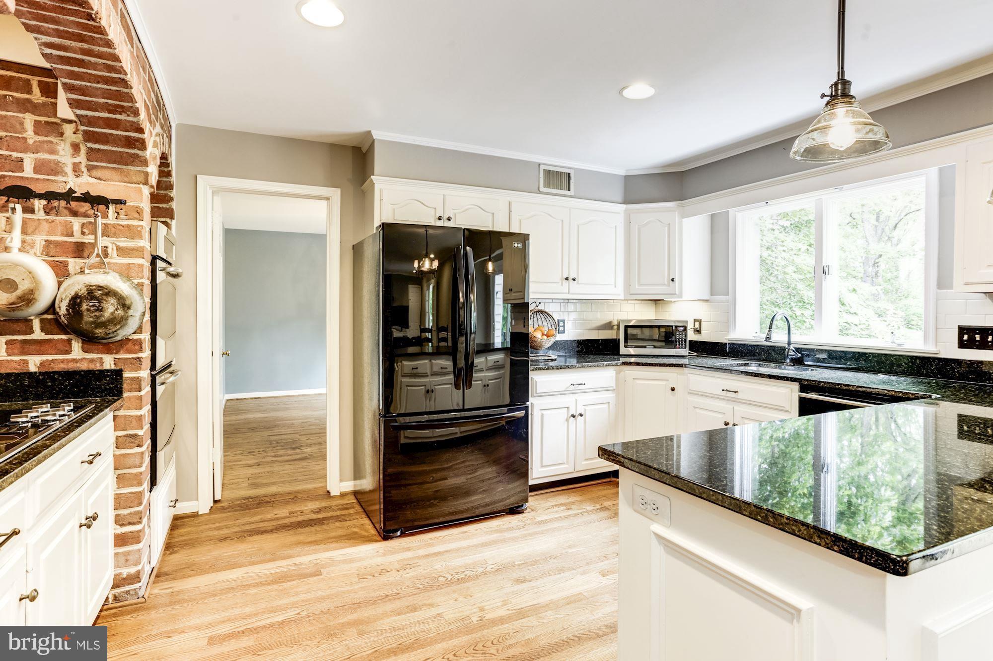 23208 Peach Tree Road Clarksburg, MD 20871 - Photo 17 of 51 Granite counters and new appliances