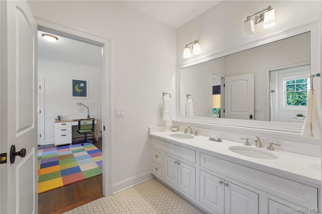 81 Spier Road Scarsdale, NY 10583 - Photo 17 of 32 Jack/Jill Full Bathroom