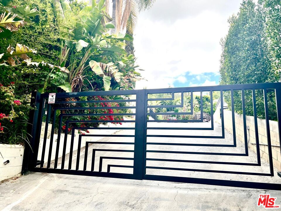 4340 Sepulveda Boulevard Sherman Oaks, CA 91403 - Photo 30 of 30 a view of a balcony with a tree