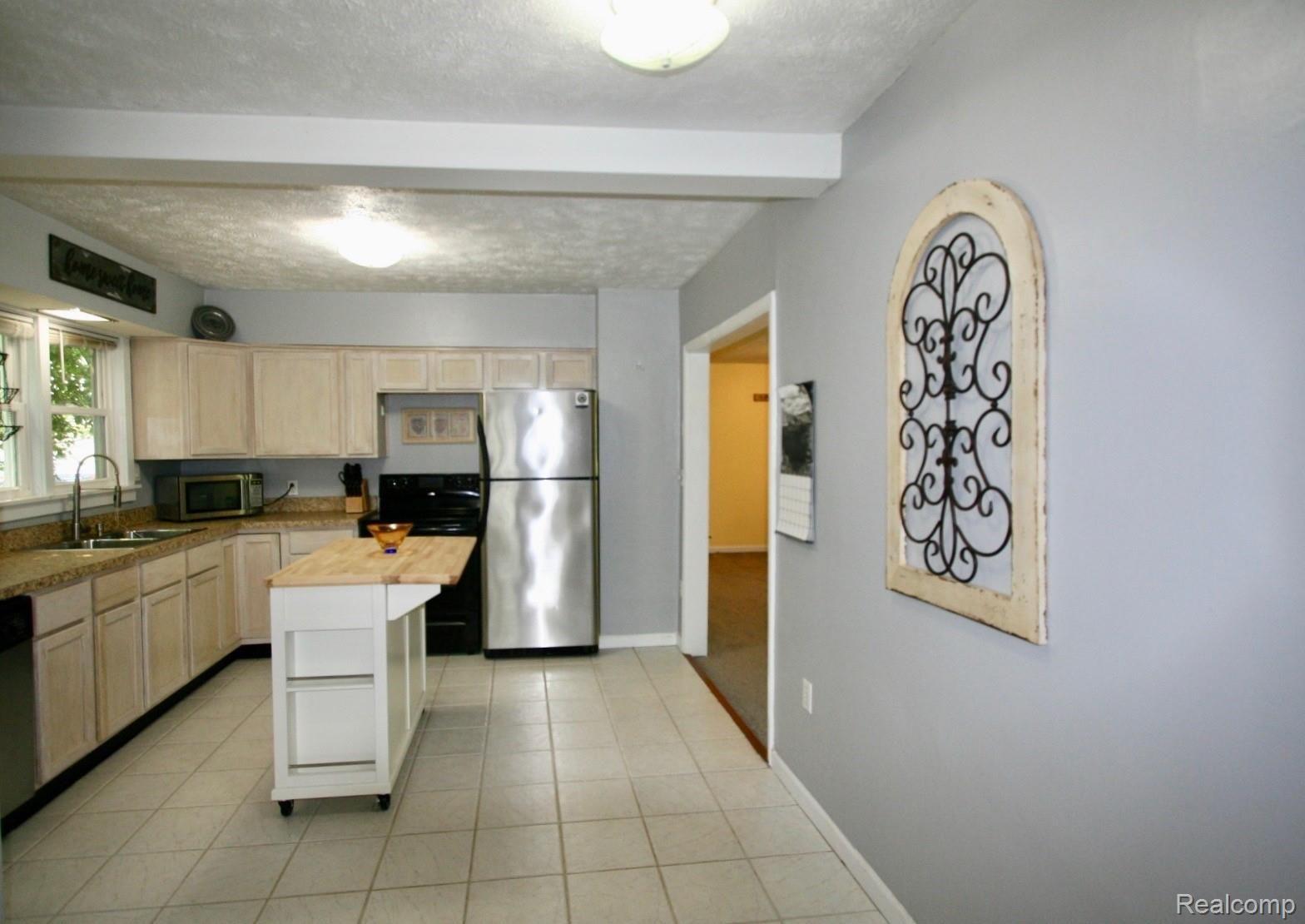 3247 Hickory Lawn Road Rochester, MI 48307 - Photo 2 of 17 Roomy Eat-In kitchen with Stainless Appliances