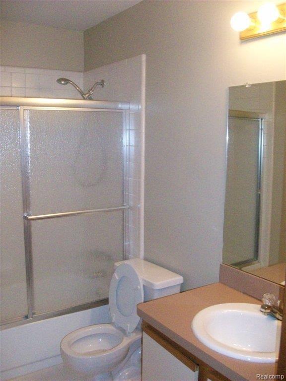 16280 Rudgate Street Southgate, MI 48195 - Photo 16 of 23 2nd Floor Bathroom.jpg