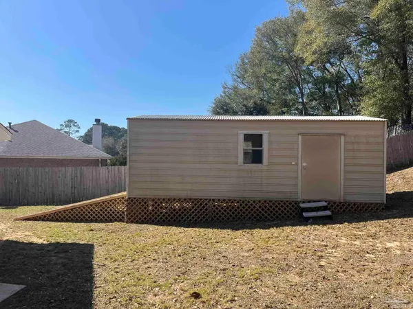 a view of a backyard