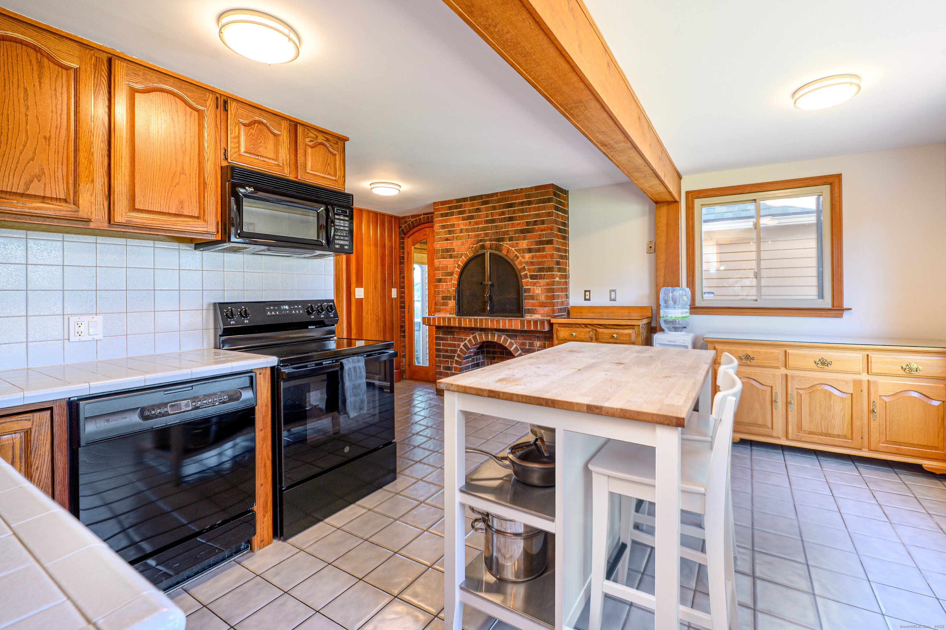 975 Wolf Hill Road Cheshire, CT 06410 - Photo 13 of 40 a kitchen with a stove a sink and a refrigerator
