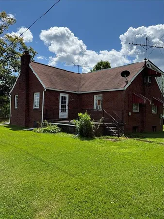 a view of a house with a yard
