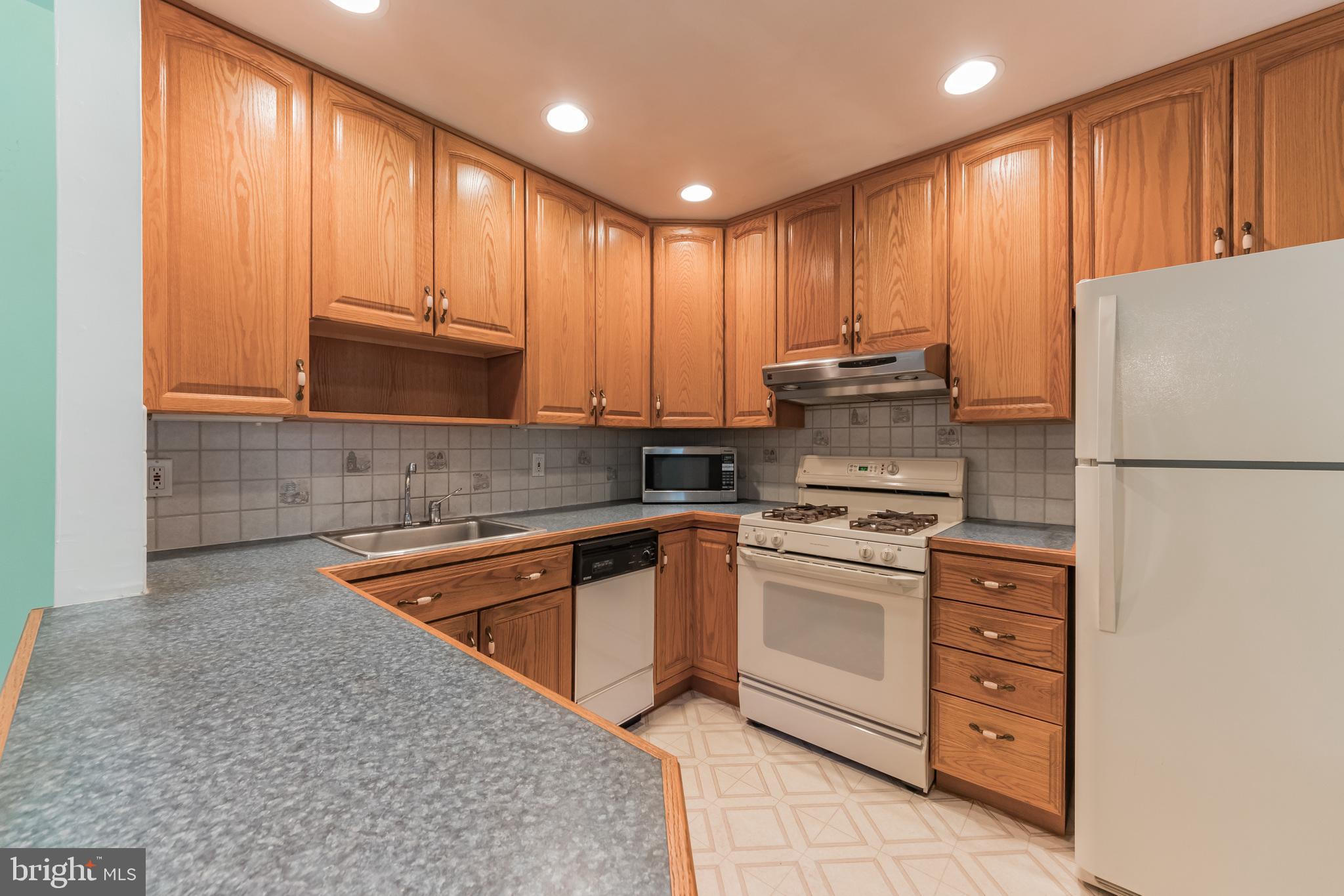 12718 Hollins Road Philadelphia, PA 19154 - Photo 8 of 28