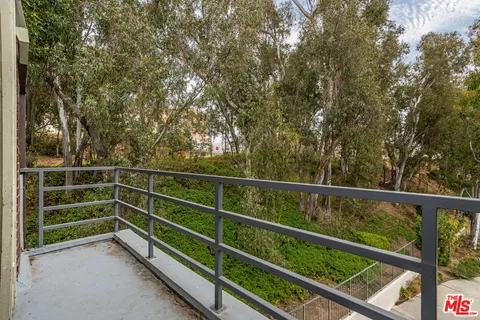 $1,200,000 | 11601 Montana Avenue, Unit PH7, Los Angeles, CA 90049