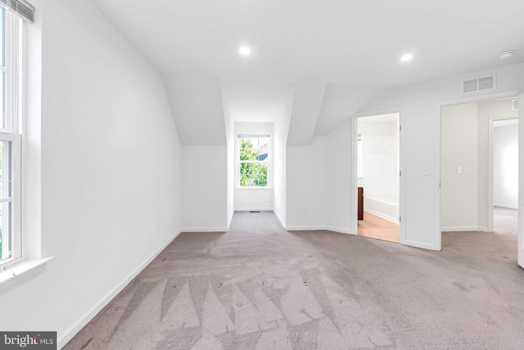 40560 Aldie Springs Drive Aldie, VA 20105 - Photo 44 of 68 an empty room with windows and closet