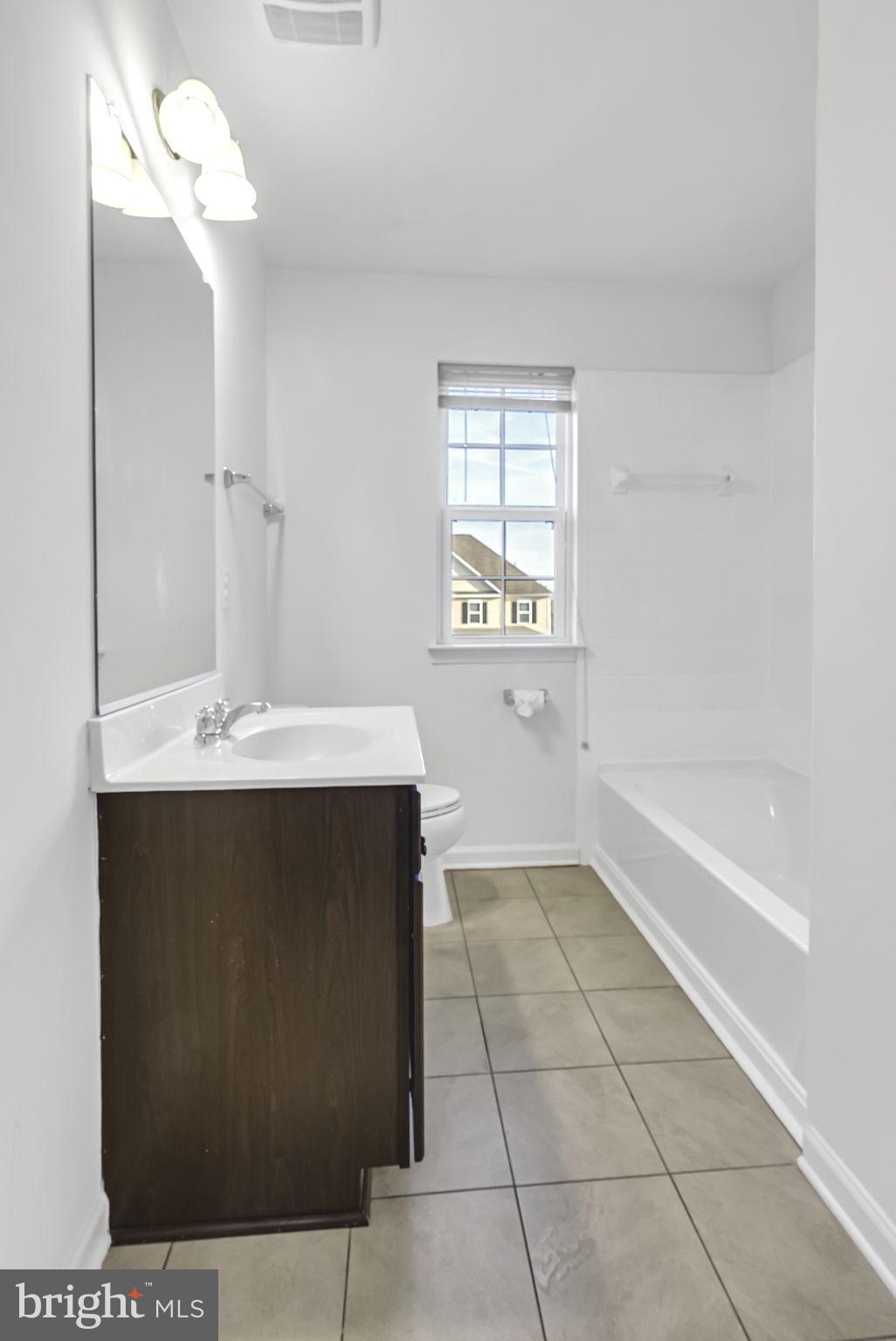 40560 Aldie Springs Drive Aldie, VA 20105 - Photo 47 of 68 a bathroom with a sink a mirror and a bathtub