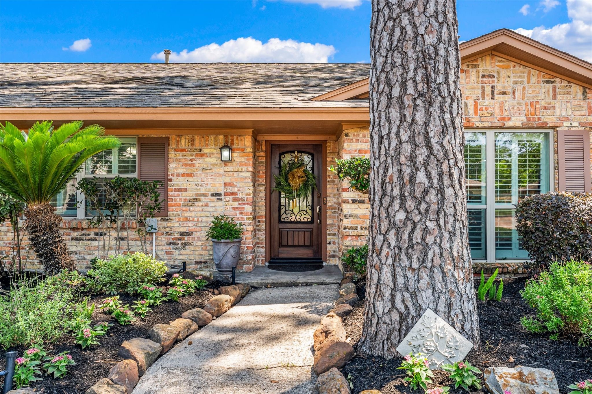 983 West Donovan Street Houston, TX 77091 - Photo 3 of 46 Welcoming Front Walk