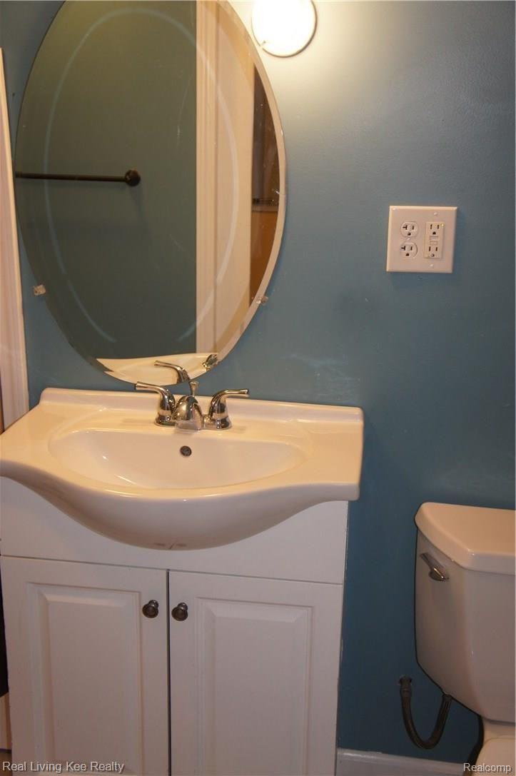 3855 Mildred Avenue Rochester, MI 48309 - Photo 23 of 29 Upstairs Bathroom