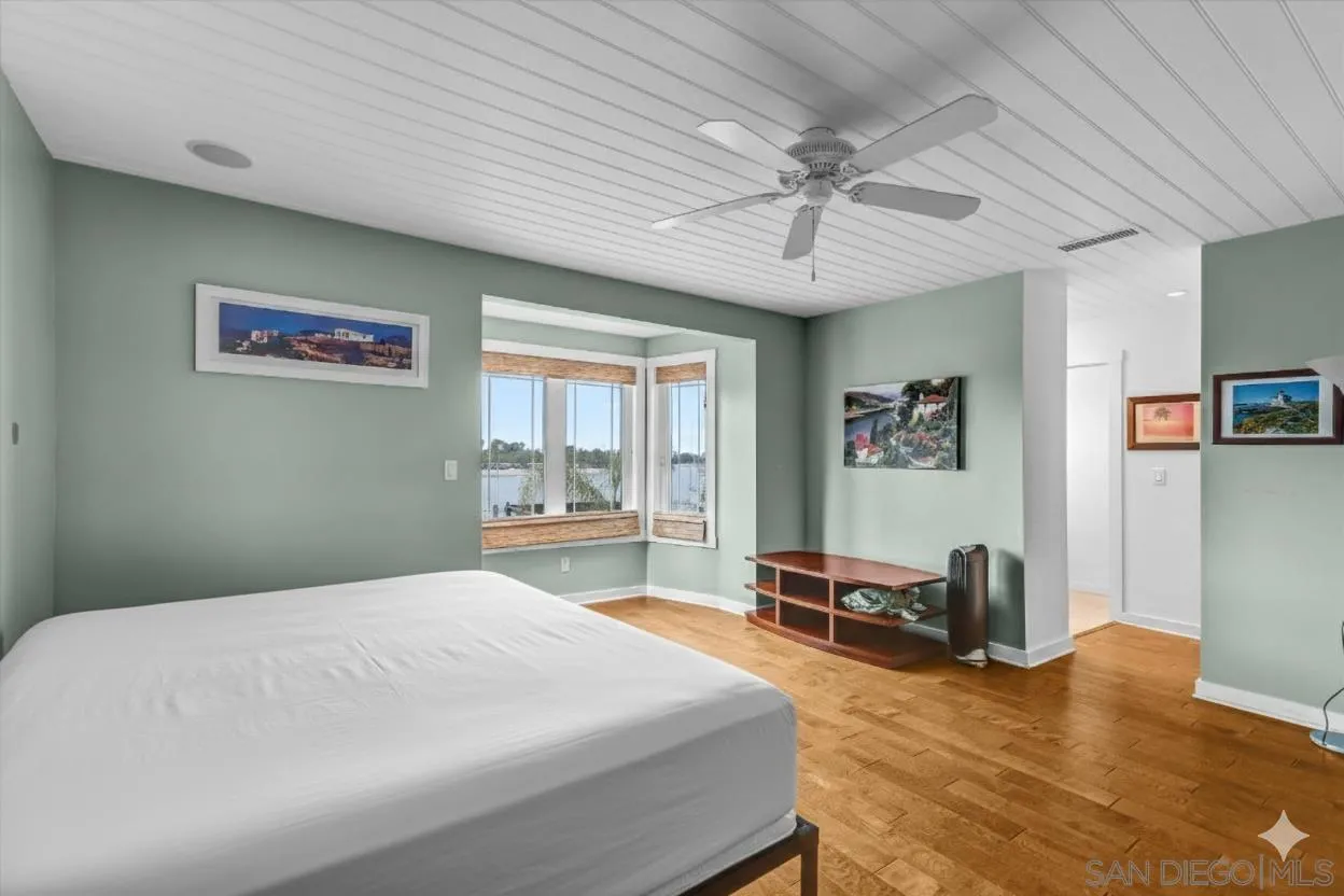 3335 Riviera Drive San Diego, CA 92109 - Photo 9 of 22 a bedroom with a bed and a desk