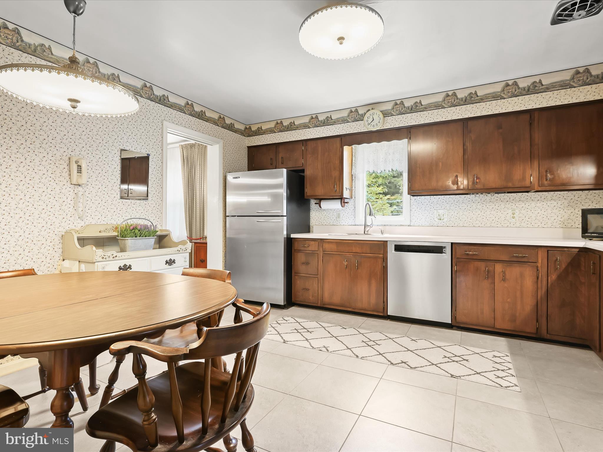 2100 Chantilla Road Baltimore, MD 21228 - Photo 14 of 48 Casual Dining Area