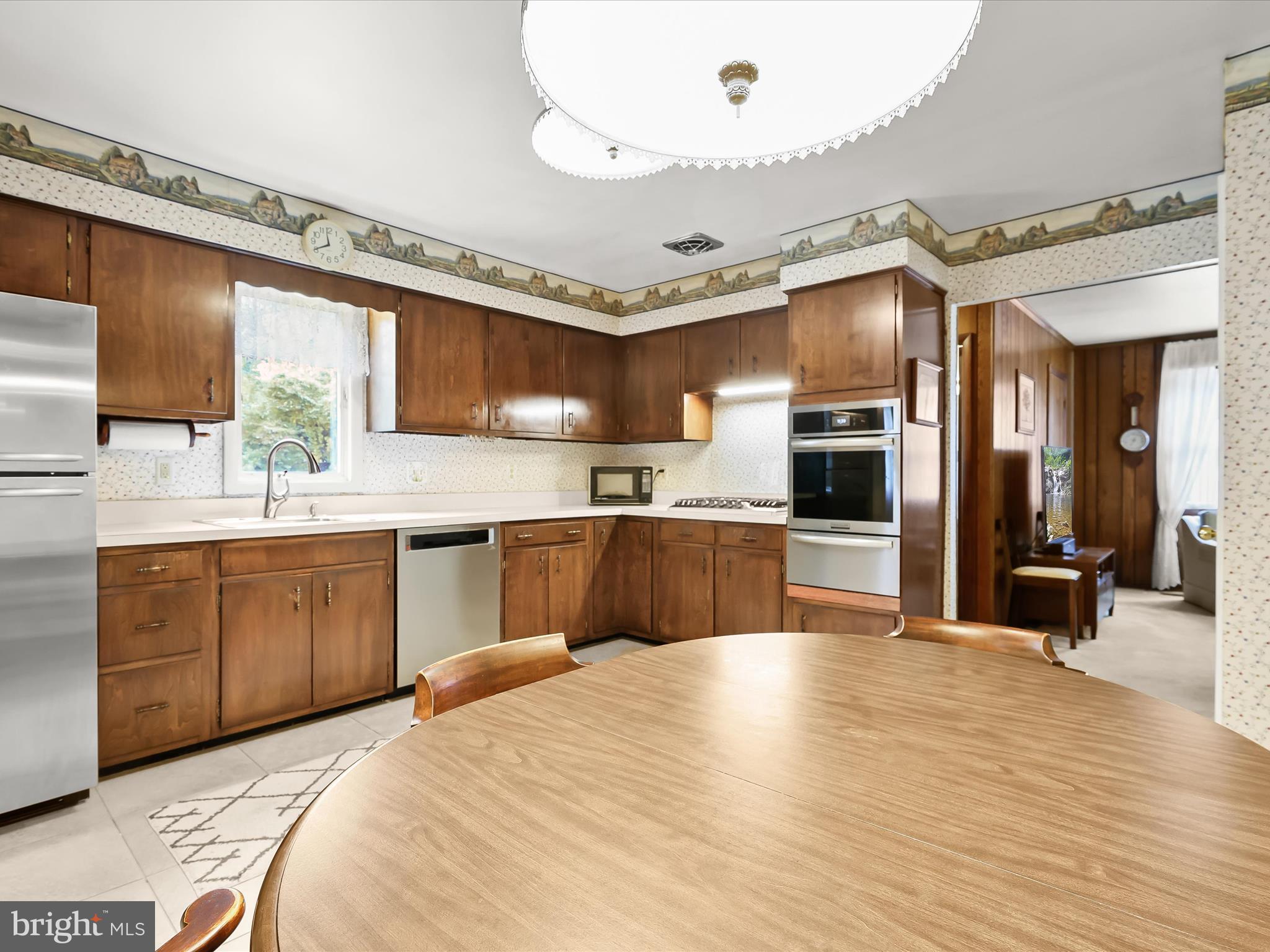 2100 Chantilla Road Baltimore, MD 21228 - Photo 16 of 48 Casual Dining Area