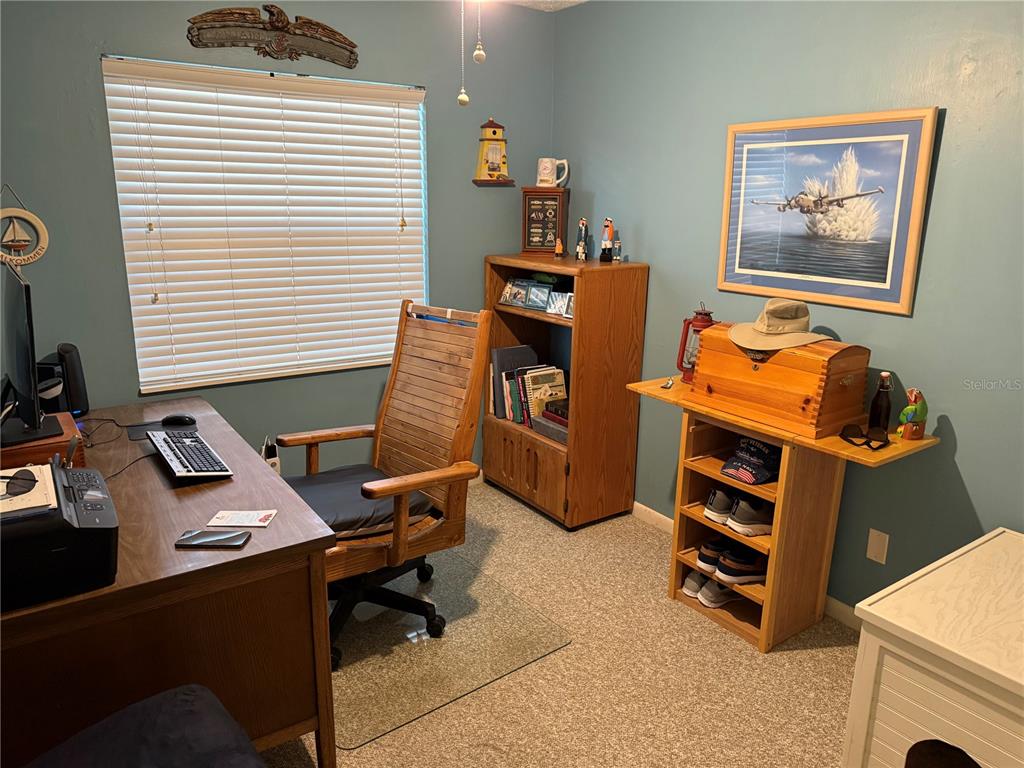 4007 Truman Drive Seffner, FL 33584 - Photo 13 of 17 a workspace with furniture and lamp