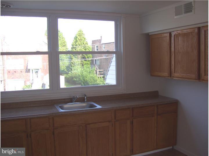 12129 Barbary Road Philadelphia, PA 19154 - Photo 4 of 16 Kitchen