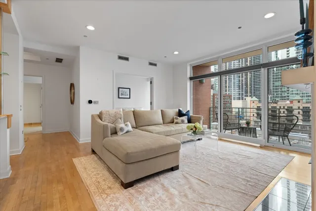 $649,900 | 415 East North Water Street, Unit 801, Chicago, IL 60611