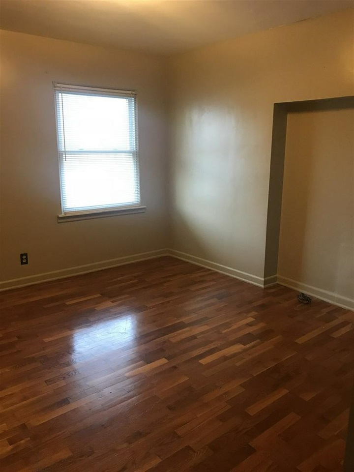 2727 Raskob Street Flint, MI 48504 - Photo 4 of 7 21499925-3.JPG
