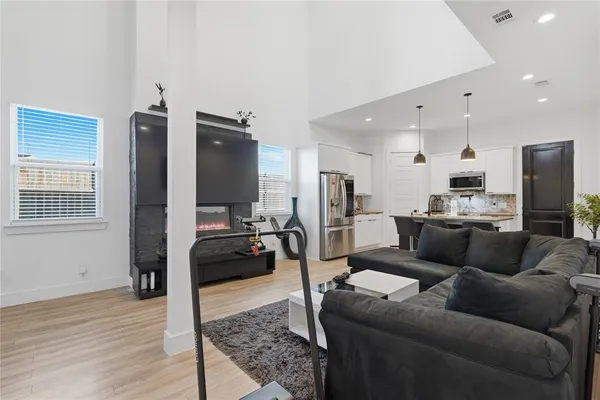 $3,500 | 3316 Nomas Street, Dallas, TX 75212