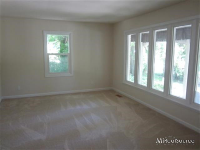 1033 Runyon Road Rochester, MI 48306 - Photo 8 of 20 31150926-7.JPG
