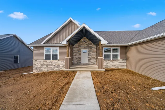 $599,900 | 5735 North Acadia Drive, Appleton, WI 54913